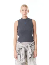 Musculosa gris de tejido de punto acanalado, corte ajustado, cuello alto y logo bordado en el pecho.