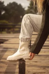 Bota Chelsea color beige, con elástico lateral y suela track.