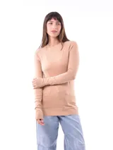 Buzo de tejido de punto fino en color beige, con cuello redondo y mangas largas con puños ajustados.