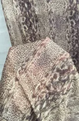 Pollera larga de microtul con estampado animal print de serpiente en tonos marrones, de corte ajustado y cintura elástica.