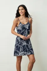 Vestido corto negro de tirantes finos con escote redondo, de corte suelto y fluido.