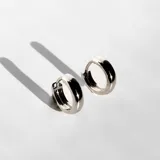 Par de aros argollas plateadas de acero, con cierre a presión y diseño ancho.