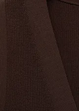 Chaleco de punto fino marrón, sin mangas, con cuello en V, tirantes anchos y cierre frontal con botones.