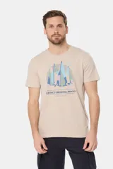 Remera de manga corta color verde grisáceo con cuello redondo. Presenta un estampado frontal de veleros sobre un fondo circular con líneas verticales, y texto bordado debajo.