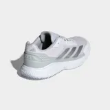 Championes de pádel Adidas Courtquick, color blanco con detalles plateados. Presentan un exterior textil liviano, estructura Slingframe para mayor estabilidad y mediasuela Cloudfoam Plus para una amortiguación flexible.