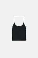 Top corto de cuello halter con diseño seamless, espalda descubierta y bajo recto.