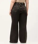 Pantalón wide de jean en color negro con lavado efecto desgastado, de tiro alto y corte amplio en las piernas.