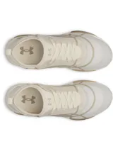 Championes de entrenamiento Under Armour modelo W Sculpt TR, color blanco con detalles en beige. Presentan una parte superior de micromalla transparente con diseño abstracto impreso en 3D, lengüeta de una sola pieza y entresuela de EVA con suela de goma.