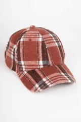 Gorro tipo baseball de tela escocesa afelpada en tonos marrón, blanco y gris.