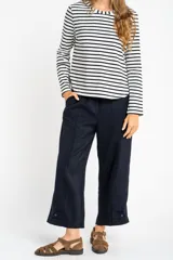 Remera de manga larga con diseño de rayas horizontales en blanco y negro, cuello redondo y corte ajustado al cuerpo.