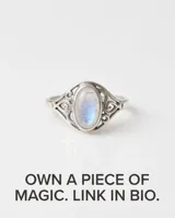 Anillo de plata 925 con piedra de la luna ovalada y detalles de filigrana en los laterales.