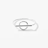 Anillo plateado con diseño geométrico de círculo y barra.
