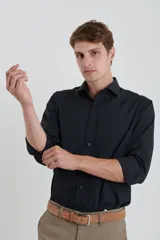 Camisa de vestir blanca, de corte clásico, con cuello italiano y mangas largas.