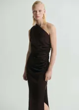 Vestido midi de satén color marrón chocolate, con diseño asimétrico de un solo hombro y detalle de fruncido lateral. Presenta un corte entallado y una abertura lateral en la falda.
