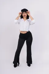 Camisa blanca crop con cuello clásico, mangas largas y cierre frontal con botones.