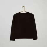 Cárdigan negro de punto fino con cuello redondo y cierre frontal con botones dorados.