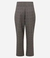 Pantalón de corte recto y entallado con estampado de cuadros escoceses. Presenta cintura estructurada con un aplique metálico decorativo en el centro y costuras verticales frontales que estilizan la silueta.