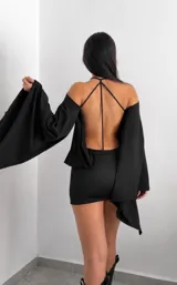 Vestido corto negro de diseño ajustado con escote halter y hombros descubiertos. Presenta mangas largas acampanadas con caída fluida y estilo capa.