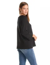Blusa negra de silueta fluida con textura gofrada. Presenta cuello a la base y mangas tres cuartos acampanadas, ambos decorados con detalles de calados geométricos.