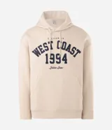 Buzo canguro de corte oversized color beige, con capucha ajustable mediante cordones y bolsillo frontal. Presenta una estampa estilo college en el pecho con la inscripción 'West Coast 1994' en color azul marino.