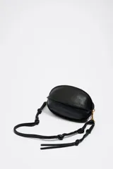 Bolso bandolera pequeño en forma de pelota color plateado, con cierre de cremallera, asa de cadena y logo estampado.