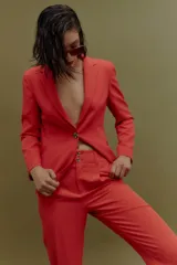 Pantalón de vestir rojo, de corte recto y tiro alto, con cierre frontal con doble botón.