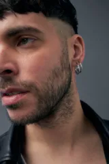 Aros plateados de acero quirúrgico hipoalergénico, con forma de argolla doble.