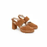 Zapato de gamuza color marrón, con plataforma delantera, taco ancho, puntera cerrada y tira ajustable al talón con hebilla.