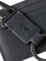 Set de regalo que incluye un tarjetero y un llavero a juego, ambos de piel Saffiano color azul marino. El tarjetero tiene múltiples ranuras exteriores y escudo TH en relieve. El llavero incluye cierre de pinza, escudo TH en relieve y anilla con logo de Tommy Hilfiger en bajo relieve.