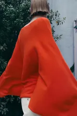 Jersey de punto con cuello barco y mangas anchas tipo murciélago, de diseño holgado y fluido.