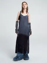 Vestido largo de breteles finos, escote en V y textura de terciopelo. Presenta un diseño degradado de gris a negro en el bajo.