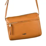 Bandolera marrón con correa larga regulable, bolsillo frontal con cierre y logo metálico de la marca.