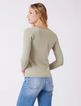 Buzo de tejido fino con escote en V y mangas tres cuartos. Presenta un diseño liso y entallado, ideal para un look casual y versátil.