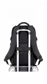 Mochila negra con compartimento principal, bolsillo frontal vertical, bolsillos laterales de red y correas ajustables con broches laterales. Cuenta con capacidad para notebook.