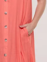 Vestido corto blanco de calce suelto y estilo relajado, de la marca Zac & Rachel. Cuenta con breteles anchos, escote redondo, abotonadura frontal con botones tipo carey, bolsillos laterales y forro a tono.