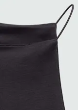 Vestido midi de algodón color gris oscuro, con cuello halter y tirantes finos.