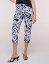 Pantalón capri Zac & Rachel de gabardina elastizada con estampado floral en blanco y negro, con pretina ancha elastizada.