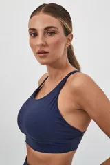 Top deportivo negro con espalda cruzada en cuatro tiras y almohadillas removibles.