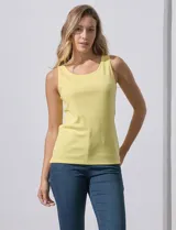 Musculosa amarilla de algodón con cuello redondo y sisas anchas.