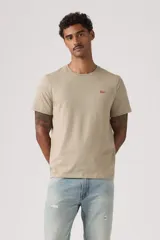 Remera de algodón de corte estándar y cuello redondo, color caqui, con pequeño logo de la marca bordado en el pecho.