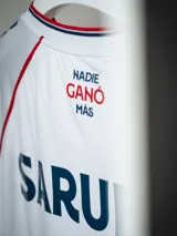 Camiseta de arquero Umbro del Club Nacional de Football, temporada 2026. Diseño azul marino con detalles en blanco y rojo en cuello y hombros. Incluye logo de Umbro, escudo del club y sponsors impresos en el frente y mangas.