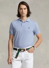 Remera polo de algodón color rosado, corte Custom Slim Fit, manga corta y cuello con botones. Cuenta con el logo bordado en el pecho.