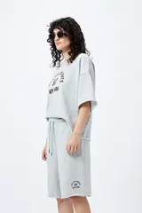 Bermuda marrón de algodón y poliéster, corte relajado, tiro medio, cordón ajustable en la cintura y estampado con inspiración college.