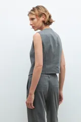 Chaleco sastrero gris con rayas verticales, sin mangas y con botones.