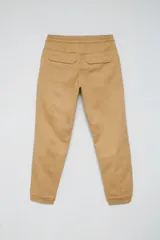 Pantalón cargo jogger color maíz claro, con bolsillos laterales y ajuste con cordón en la cintura.