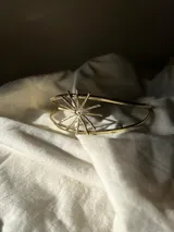 Gargantilla doble de bronce color dorado, con dije de sol en el centro.