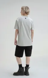 Remera de manga corta y cuello redondo, color gris claro, con calce regular y un recorte sutil en la espalda. Confeccionada en algodón premium suave.