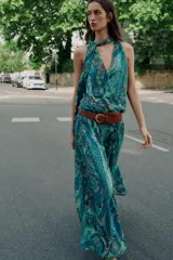 Falda larga de corte evasé con estampado paisley en tonos turquesa, azul y verde, con cintura elástica y cinturón marrón con hebilla dorada incluido.