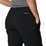 Pantalón convertible de senderismo color negro, con perneras desmontables mediante cremallera que permiten transformarlo en shorts. Cuenta con bolsillos laterales y traseros, diseñado con tecnología de protección solar.