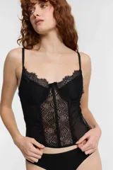 Corset negro de encaje con breteles finos regulables.